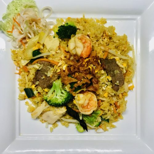 Nasi Goreng - gebratener Reis mit Curry, Gemüse, Garnelen, Hühnchen- und Rindfleisch