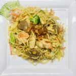Bami Goreng- gebratene Nudeln mit Curry, Gemüse, Krabben, Hühnchen- und Rindfleisch