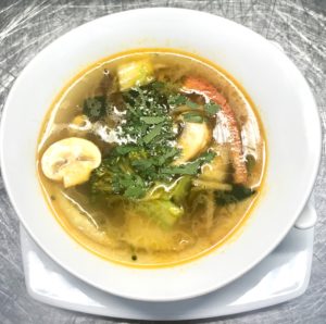 Wantan-Suppe - Teigtaschen mit Hackfleisch, Garnelen und Gemüse
